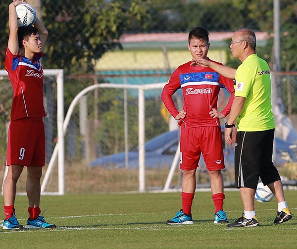 Ảnh bài viết Quang Hải, Tiến Dũng… được HLV Park Hang-seo tham vấn trước vòng 1/8