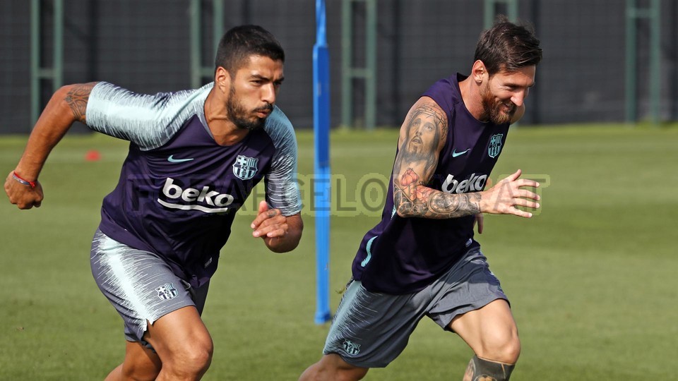 Ảnh bài viết Suarez đọ tốc độ cùng Messi trên sân tập