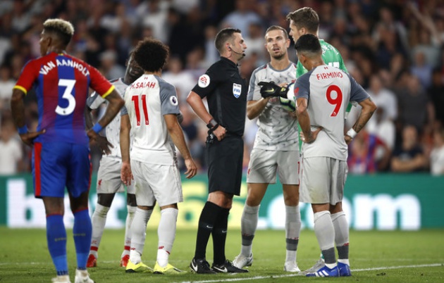 Trọng tài Oliver gây SỐC với một pha bóng trong trận Palace 0-2 Liverpool
