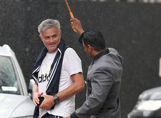 Ảnh bài viết Nhìn Mourinho, ai nói Người đặc biệt đang gặp áp lực?