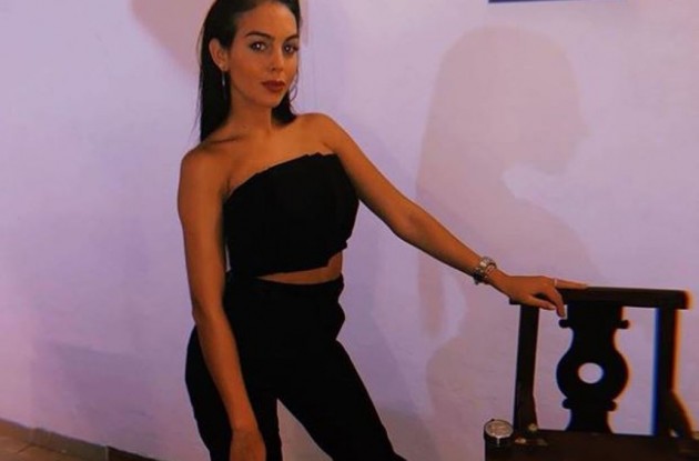 Ảnh bài viết Đi ăn tối, bạn gái của Ronaldo vẫn tranh thủ... làm lố