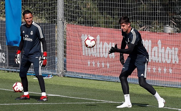 Ảnh bài viết Keylor Navas ngơ ngác nhìn Courtois bay lượn như chim