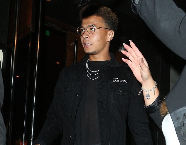 Ảnh bài viết Lloris bị đồng đội ở Tottenham 'bỏ rơi' trước đại chiến Man Utd