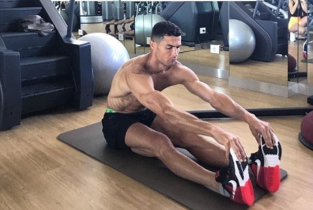 Ronaldo lao đầu vào phòng tập, khoe cơ bắp cuồn cuộn
