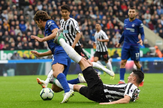 5 điểm nhấn Newcastle 1-2 Chelsea: Alonso bất khả xâm phạm, Sarri gây hấn với FA 