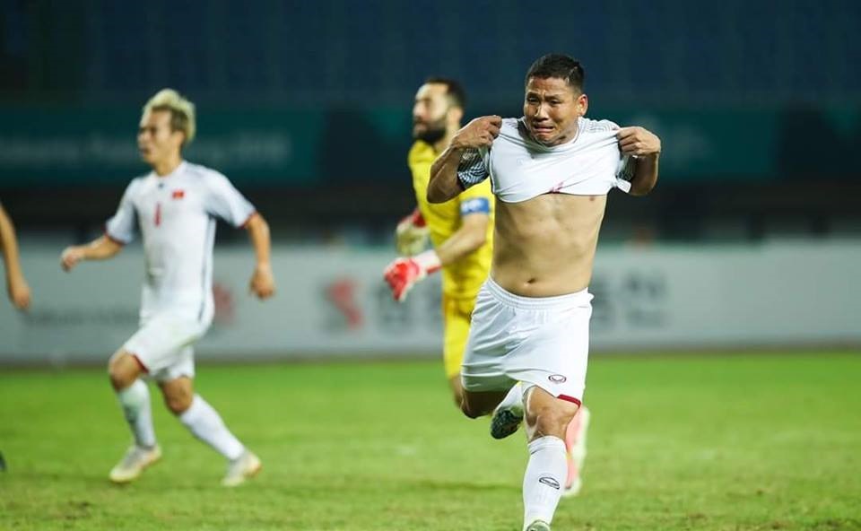 Ảnh bài viết Anh Đức suýt được cởi áo ăn mừng, Văn Toàn đáp trả bất ngờ