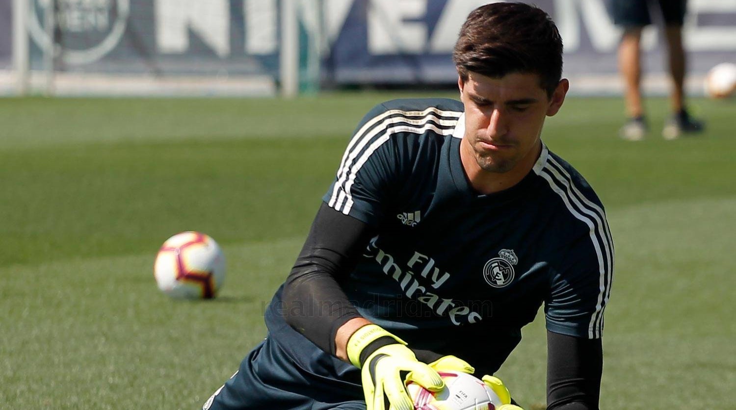 Ảnh bài viết Không được trọng dụng, Courtois buồn rười rượi trên sân tập