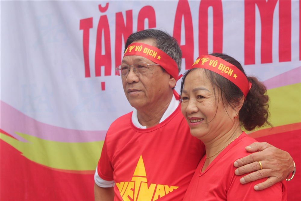 Ảnh bài viết Cờ đỏ sao vàng tràn ngập phố phường trước giờ G