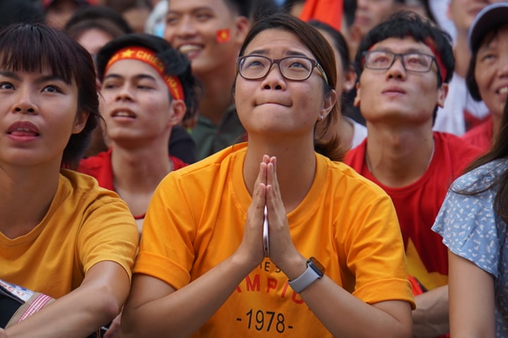 Ảnh bài viết NHM thất thần nhìn Tiến Dũng vào lưới nhặt bóng