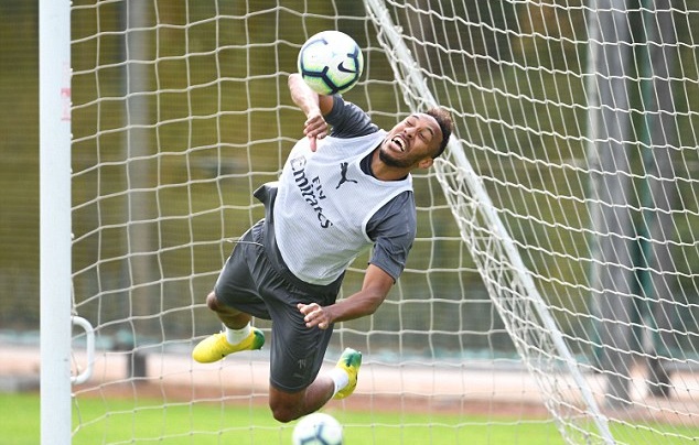 Ảnh bài viết Chán đá tiền đạo, Aubameyang đe dọa vị trí thủ môn của Cech, Leno