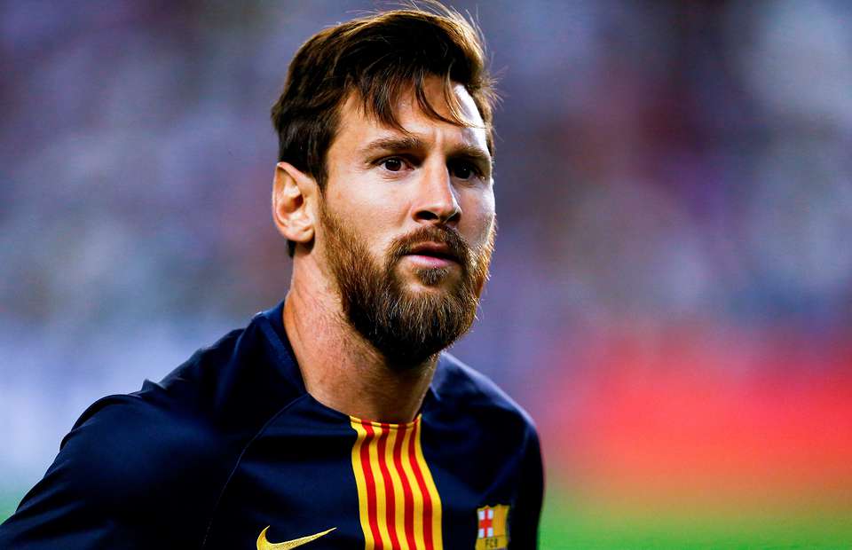 Chơi khăm Messi, fan nữ nhận trái đắng
