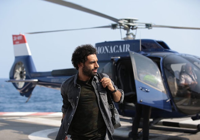 Đến gặp Ramos, trông Salah "ngầu" như 007