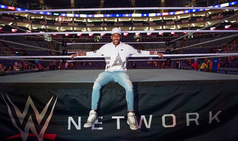 Rảnh rỗi, sao Arsenal sắp chuyển qua làm đô vật Smackdown?