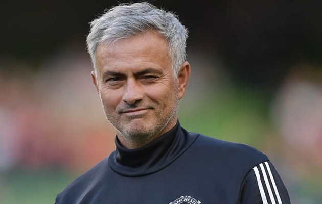 Được ĐT Chile "tặng quà", Jose Mourinho mừng ra mặt