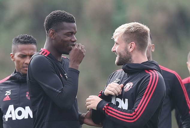 Ảnh bài viết Pogba và Mourinho gây choáng với điệu bộ này trên sân tập Man Utd