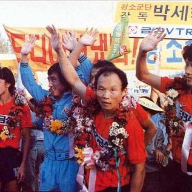 Ảnh bài viết HLV Park Hang-seo lộ ảnh thời trẻ 'đẹp trai phong trần' gây sốt