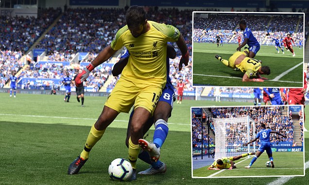 Ảnh bài viết Vồ ếch khi cố chơi chân, Alisson vẫn ngơ ngác không hiểu chuyện gì xảy ra