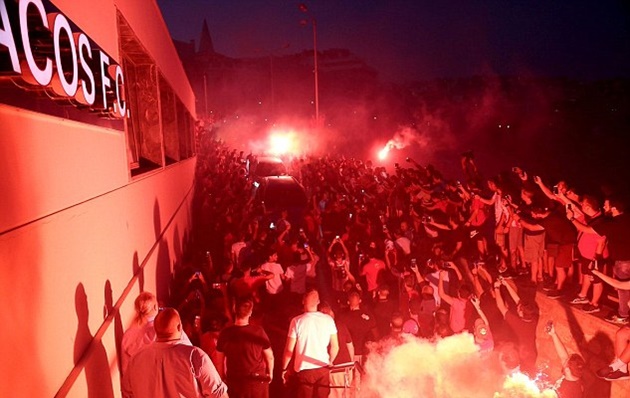 Ảnh bài viết CĐV Olympiacos đốt pháo sáng suốt đêm chào mừng Yaya Toure