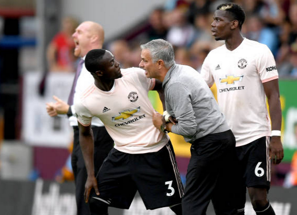 Ảnh bài viết Hai tay đẩy Mourinho, Bailly quyết tâm vùng chạy khỏi người thầy