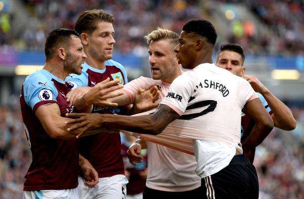 Hỏng pen, 'ăn' thẻ đỏ, Man Utd vẫn giành trọn 3 điểm trước Burnley 