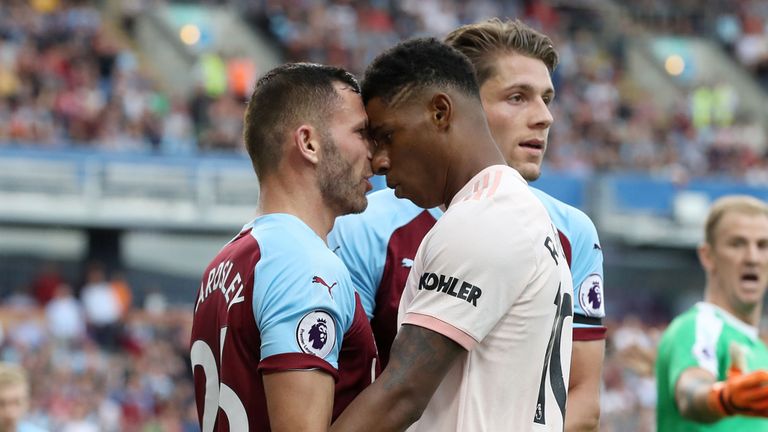 Rashford ngây thơ, trao cờ tận tay Martial