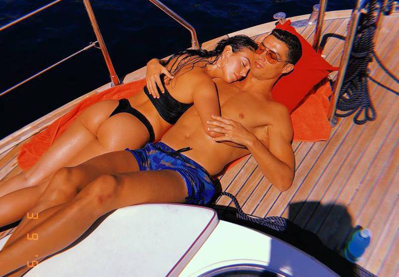 Ronaldo nhận 'gạch' từ truyền thông, bạn gái đăng ảnh nóng an ủi