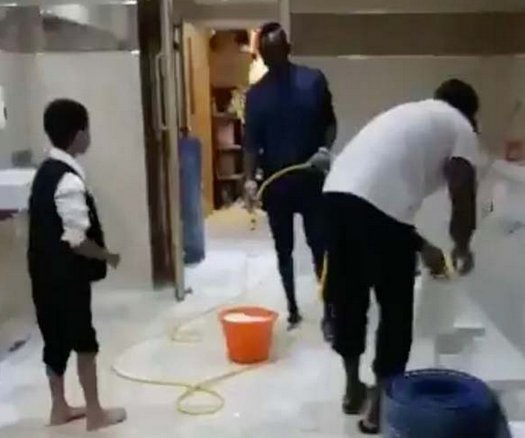 Ảnh bài viết SỐC: Sao Liverpool... rửa nhà vệ sinh ngay sau trận thắng Leicester