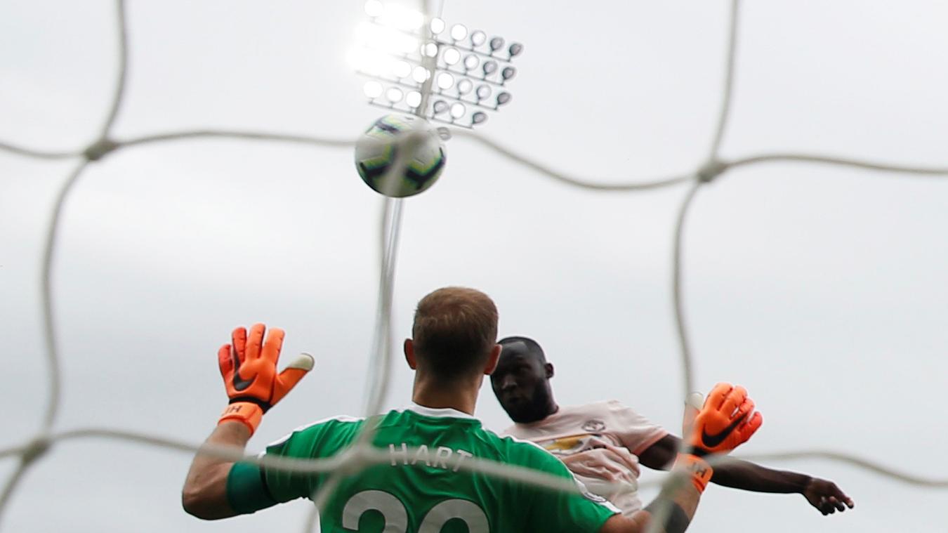 Ảnh bài viết 10 khoảnh khắc ấn tượng nhất vòng 4 Premier League: Ánh sáng sau cú đánh đầu