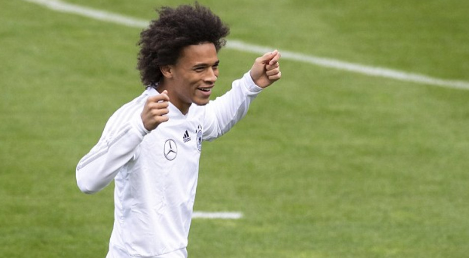 Ảnh bài viết Bỏ qua 'cái tát' tại World Cup, Sane vẫn hồ hởi gặp lại Low