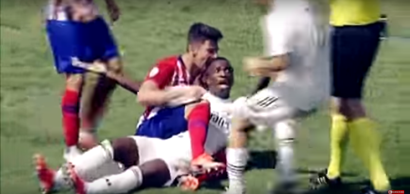 Ảnh bài viết HÀI HƯỚC: Ngăn không được, đối thủ cắn vào đầu Vinicius Junior