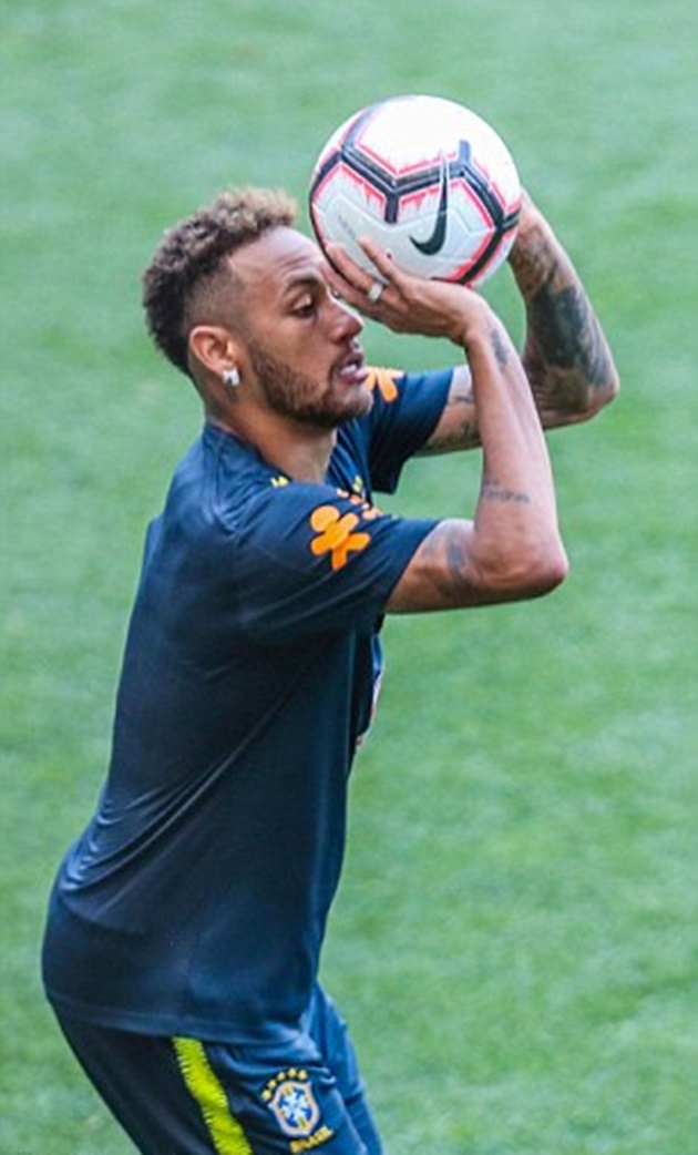 Ảnh bài viết Hội quân, Neymar khiến đồng đội tròn mắt vì tài chơi bóng rổ