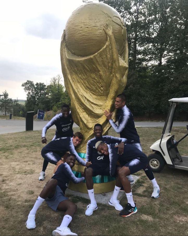 Ảnh bài viết Pogba khoe cúp Vàng cao hơn 5m trong ngày trở lại tuyển 