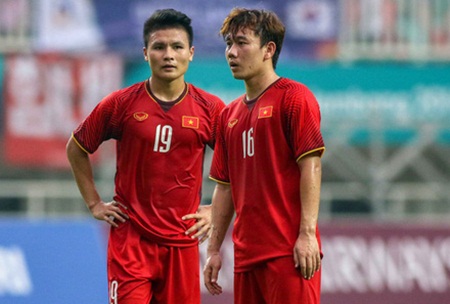 Ảnh bài viết Quang Hải, Minh Vương trao đổi gì khi dàn xếp sút phạt trước Hàn Quốc?