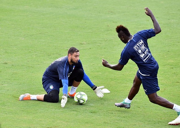Ảnh bài viết Vừa trở lại tuyển Ý, Balotelli đã thử tài "tiểu Buffon"