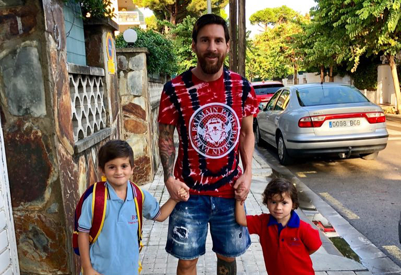 Ảnh bài viết Đưa con đi học, Messi 'doạ chết' người nhìn