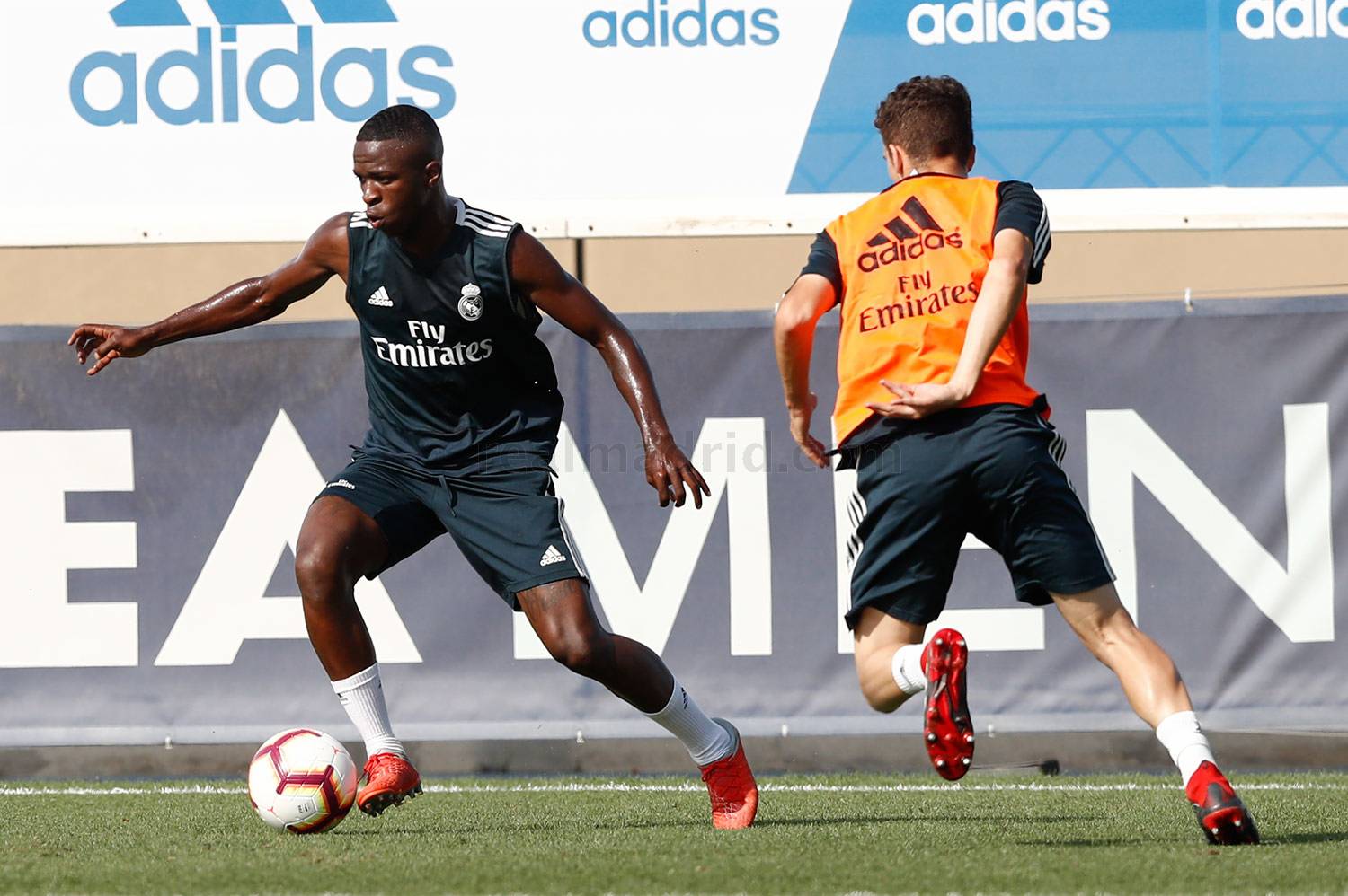 Ảnh bài viết ''Tiểu Neymar' quẩy cực sung trên sân tập Real Madrid