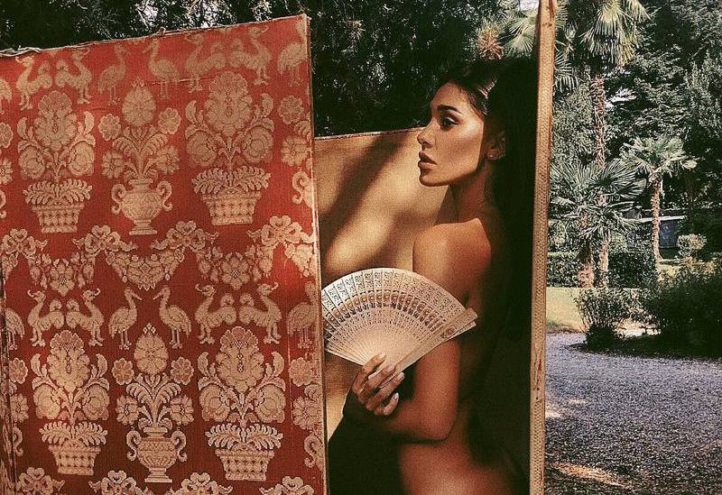 Ảnh bài viết Làm trò trên mạng xã hội, siêu mẫu thù Juve tặng fan quà... sex