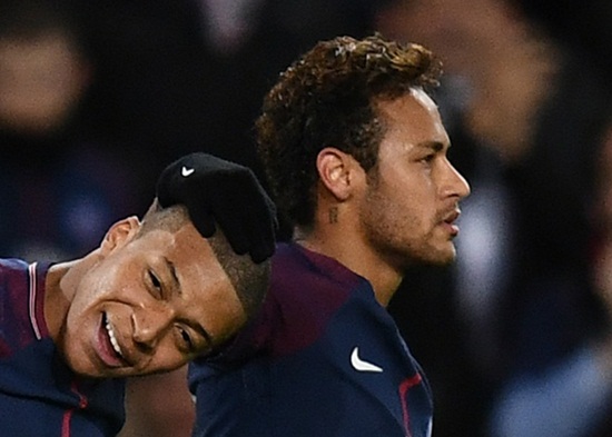Neymar van xin để được trở lại Barcelona