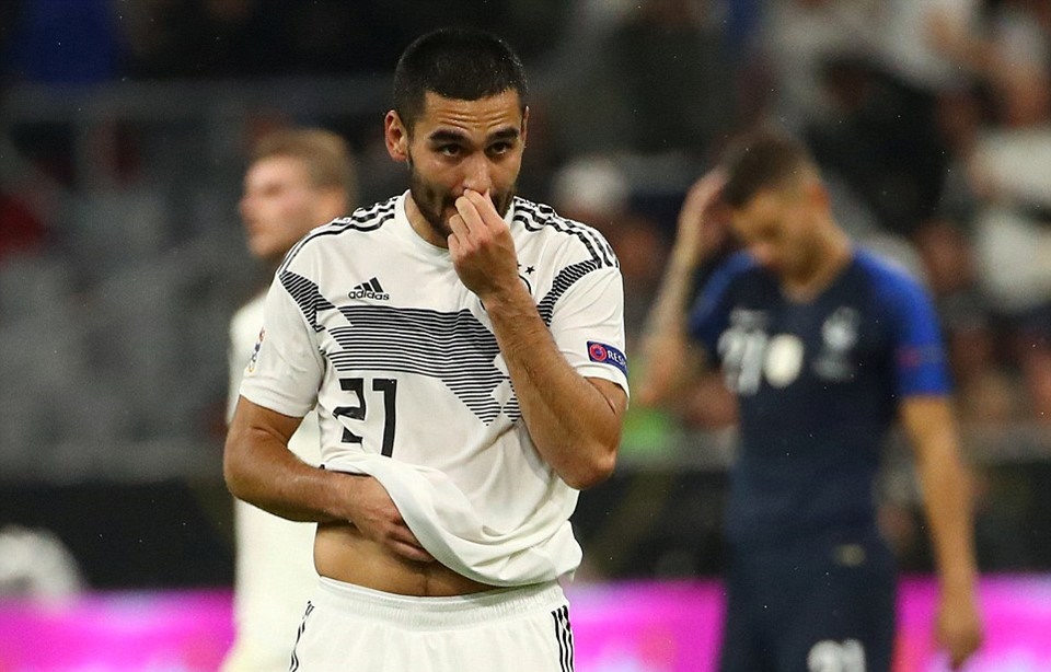 Ảnh bài viết Ozil rời tuyển Đức, một mình sao Man City chịu trận