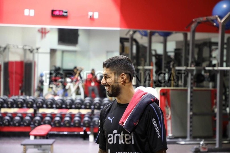 Ảnh bài viết Luis Suarez thử sức với môn bóng rổ