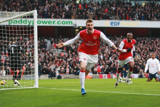 Chọc giận "Lord" Bendtner, tài xế taxi bị đấm vỡ quai hàm