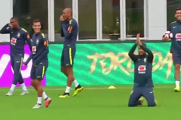 Ảnh bài viết 'Sỉ nhục' cựu sao Chelsea, Coutinho khiến Neymar phải quỳ gối