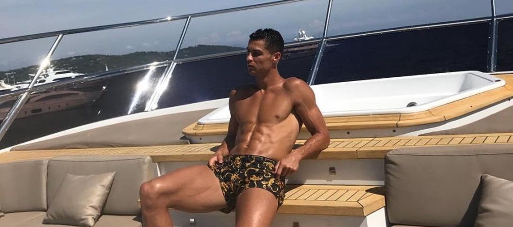 Stress vì không ghi bàn, Ronaldo rủ bạn gái đi du hí Địa Trung Hải