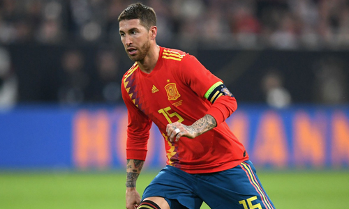 Trái ý CĐV, 'tương lai' Liverpool nói điều bất ngờ về Ramos và Real