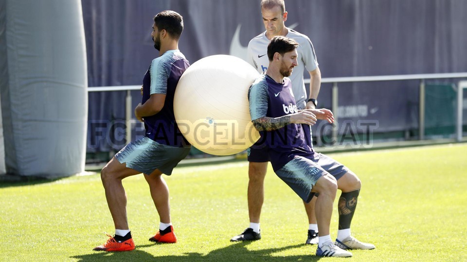 Ảnh bài viết Messi quấn quít với 'cạ cứng', hết cô đơn trên sân tập