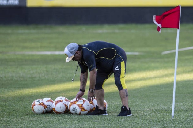 Ảnh bài viết Hùng hục nhặt bóng giúp học trò, Maradona giờ đã khác