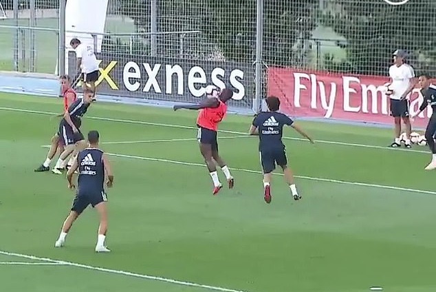 Ảnh bài viết Ai cần Ronaldo? 'Tiểu Neymar' ghi siêu phẩm khiến đàn anh ở Real lác mắt