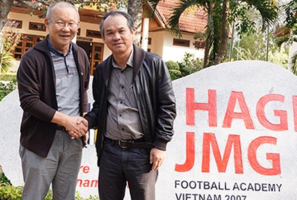 Ảnh bài viết Bầu Đức 3 lần xuất ngoại mời HLV Park và cái siết tay cảm ơn