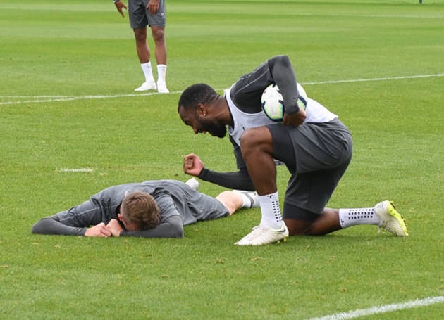 Ảnh bài viết Hạ đo ván đồng đội trên sân tập, Lacazette sẵn sàng lấy suất đá chính của Aubameyang