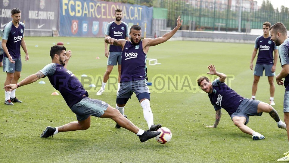 Ảnh bài viết Messi và Suarez ủ mưu 'hạ gục' đồng đội trên sân tập